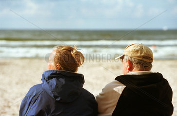 Rentnerpaar sonnt sich am Ostseestrand in Leba  Polen