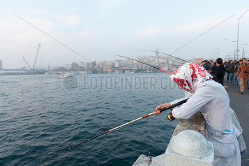 Istanbul  Tuerkei  Einheimische angeln auf der Galatabruecke am Goldenen Horn