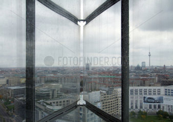 Berlin  Deutschland  Blick durch Glasfenster auf Berlin-Mitte