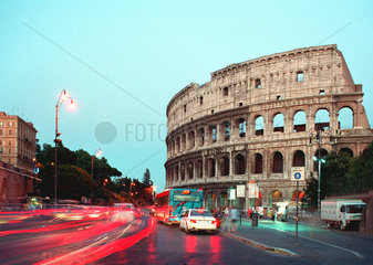 Rom  das Kolosseum zur Daemmerung