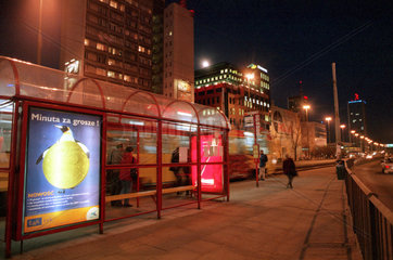 Strassenbahnhaltestelle in Warschau bei Nacht