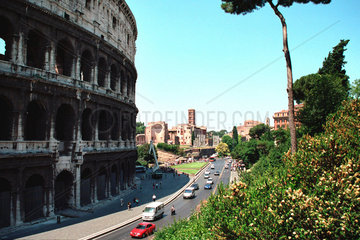 Rom  Strassenverkehr am Kolosseum
