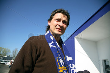 Portraet eines Fussballfans mit Schal von Lech Poznan  Posen  Polen