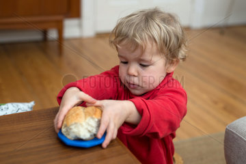 Berlin  Deutschland  2 Jahre altes Maedchen moechte ein Broetchen essen