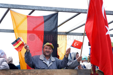 Tuerkische Migranten bei einem deutsch-tuerkischen Strassenfest in Berlin