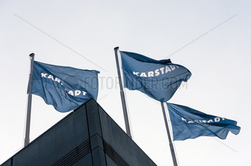 Saarbruecken  Deutschland  Fahnen von Karstadt in der Innenstadt