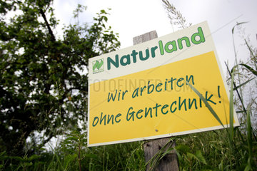 Burgpreppach  Deutschland  ein Schild von Naturland fuer oekologische Landwirtschaft