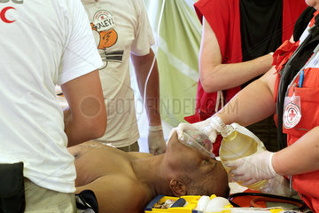 Carrefour  Haiti  ein Verletzter wird im Ambulanzzelt behandelt