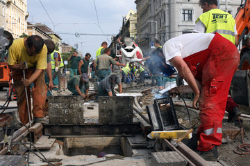 Arbeiten an Schienen der Strassenbahn in Budapest