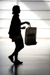 Berlin  Deutschland  Silhouette einer jungen Frau mit Einkaufstasche