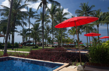Khao Lak  Thailand  Swimming-Pool und rote Sonnenschirme vor einem Bungalow