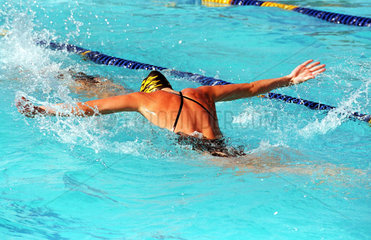 Vereinsschwimmer beim Training in einem Freibad in Posen (Poznan)  Polen