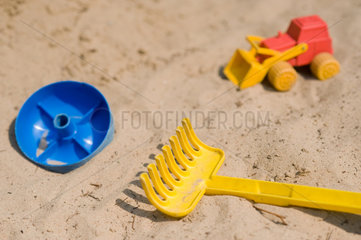 Berlin  Deutschland  Kinderspielzeug in einem Sandkasten