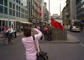 Berlin  Deutschland  Touristen am Checkpoint Charlie