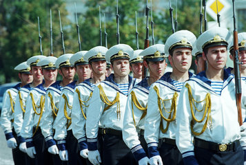 Bulgarische Marinesoldaten marschieren zu einem Appell  Sofia