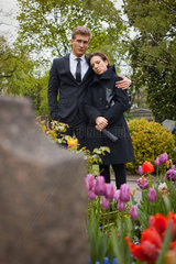Berlin  Deutschland  eine Frau und ein Mann stehen an einem Grab