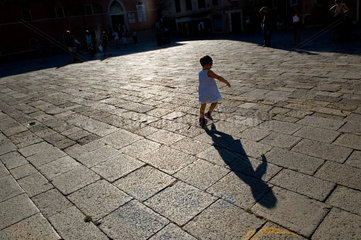 Venedig  Italien  kleines Maedchen laeuft ueber den Campo Santo Stefano
