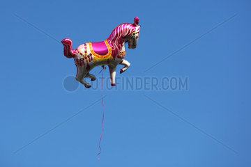 Dresden  Deutschland  Luftballon in Form eines Zirkuspferdes schwebt in der Luft