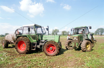 Landwirte mit Traktoren auf dem Feld