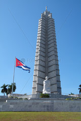 Havanna  Kuba  der Obelisk am Plaza de la Revolucion  davor die Sitzstatue Jose Martis