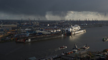 Hamburg  Deutschland  duesterer Himmel ueber dem Hamburger Hafen