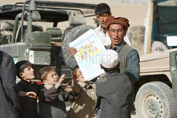 Feyzabd  Afghanistan  Verteilung von Zeitungen