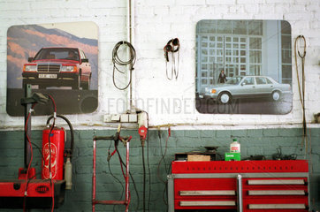 Werkzeug und Autoposter an der Wand in einem KFZ-Werkstatt
