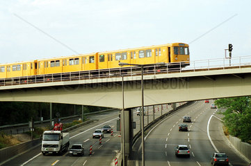 U-Bahn auf ueber Stadtautobahn