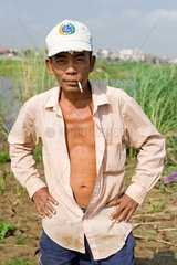 Phnom Penh  Kambodscha  ein Feldarbeiter posiert fuer die Kamera