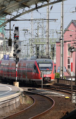 Koeln  Deutschland  Regionalbahn der Linie 25 faehrt am Hauptbahnhof ein