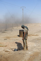 Deir ez-Zor  Syrien  Arbeiter auf einer behelfsmaessigen Oelfoerderstelle