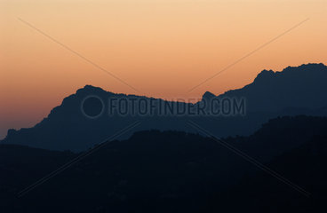Sonnenaufgang hinter den Bergen von Deia