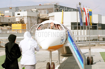 Touristen bei einem Flugzeugmodell auf dem Flughafen Frankfurt/Main