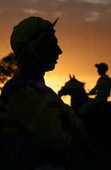 Bad Doberan  Deutschland  Silhouette  Jockeys auf ihren Pferden bei Sonnenuntergang