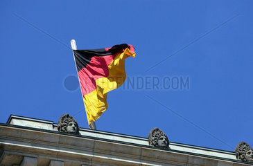 Berlin  Nationalflagge auf einem Hausdach