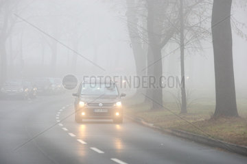 Berlin  Deutschland  Nebel auf einer Hauptstrasse