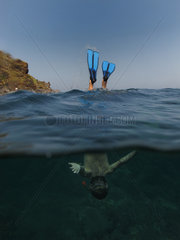 Alicudi  Italien  Junge taucht im Meer