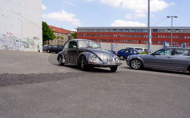 Berlin  VW Kaefer auf einem Supermarktparkplatz