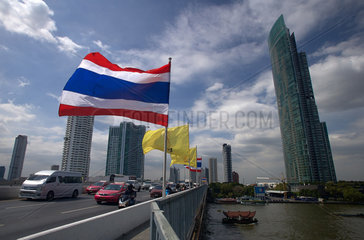 Bangkok  Thailand  dichter Verkehr auf der Somdet Phrachao Tak Sin Bruecke