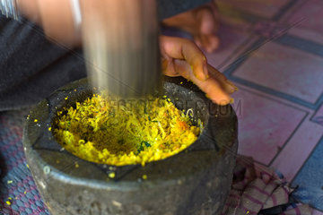 Phnom Penh  Kambodscha  eine Frau stampft Currypaste