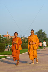 Phnom Penh  Kambodscha  zwei buddhistische Moenche gehen spazieren