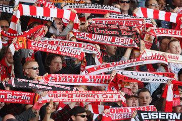 Berlin  Deutschland  Fans des 1. FC Union Berlin auf der Zuschauertribuene