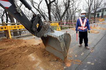 Seoul  Strassenbau  Bauarbeiter mit Mundschutz