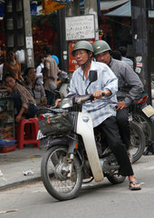Hanoi  Vietnam  Mopedfahrer auf der Strasse