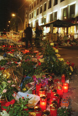 Berlin  Deutschland  Blumen vor US-Botschaft nach den Terroranschlaegen