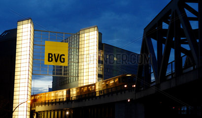 Berlin  BVG-Logo und Hochbahn