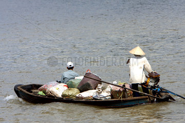 Vietnam  Transport von Waren mit dem Holzboot
