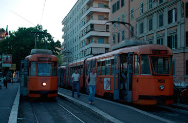Rom  Passanten zwischen zwei Strassenbahnen