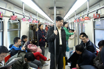 Peking  Fahrgaeste in der U-Bahn