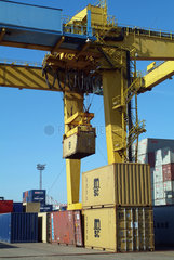 Hamburg  Verladung eines Containers im Hamburger Hafen